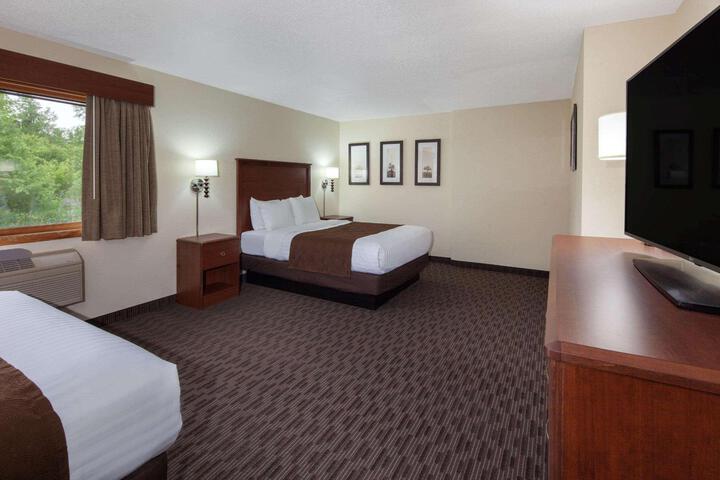 1 Queen Bed (9 of 17)