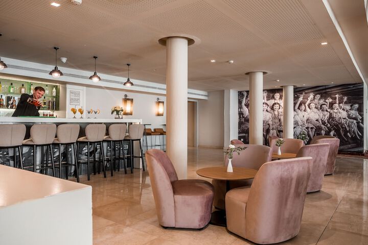 Entrance & Lobby