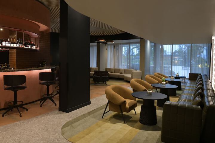 Lounge 45 of 59