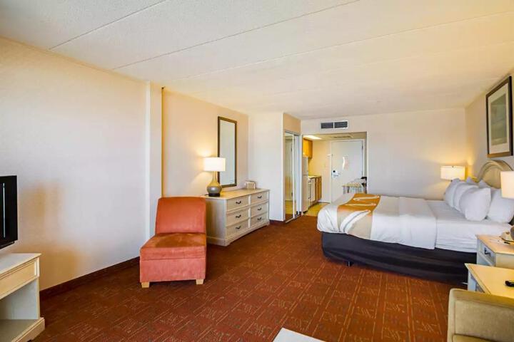 Efficiency Business King Bed (15 of 27)