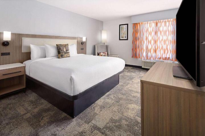 1 King Bed (23 of 43)
