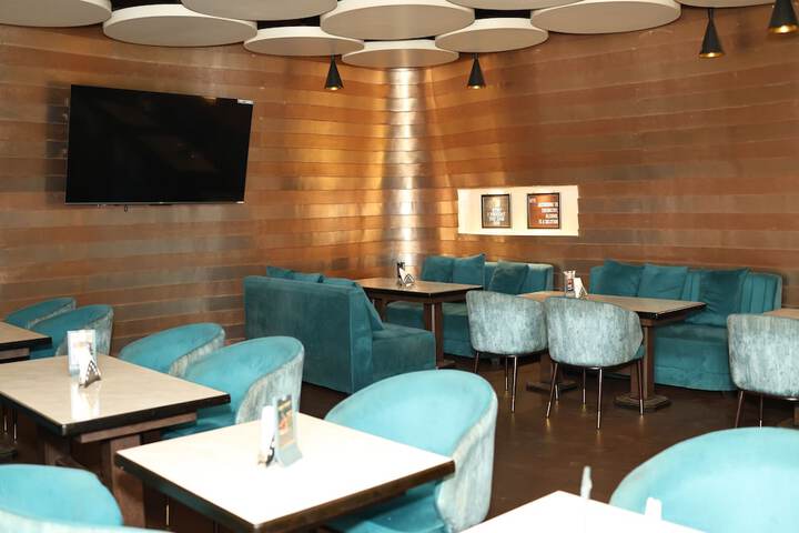 Lounge 44 of 66