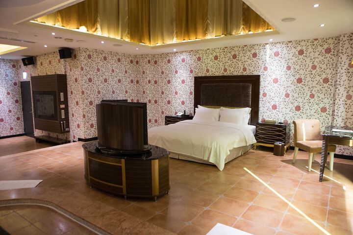 Room 27 of 79