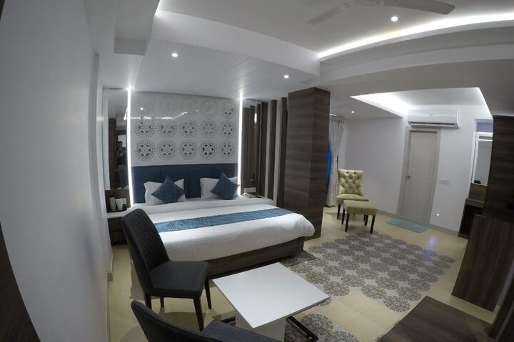 Room 10 of 24