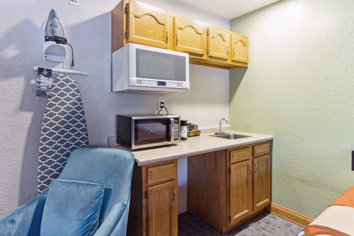 1 Queen Bed Accessible Room (16 of 20)