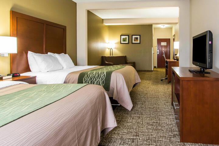 2 Queen Beds (2 of 8)