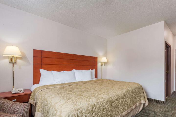 1 King Bed (4 of 13)