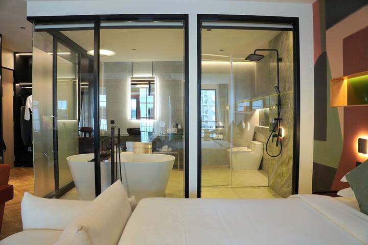 Room 52 of 63