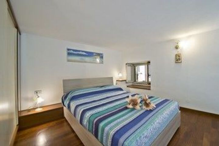 Room 4 of 16