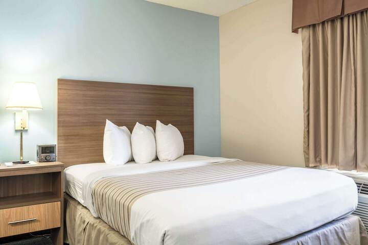 Efficiency Queen Bed (8 of 12)
