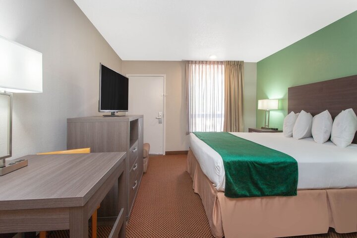 1 King Bed (4 of 4)