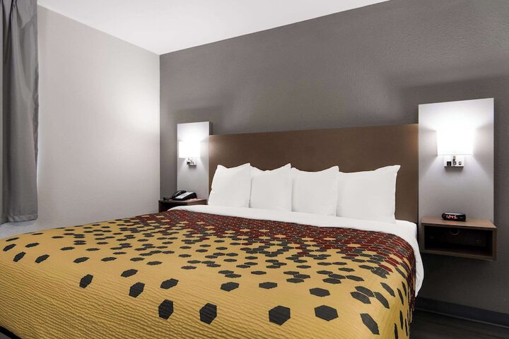 1 King Bed (6 of 10)