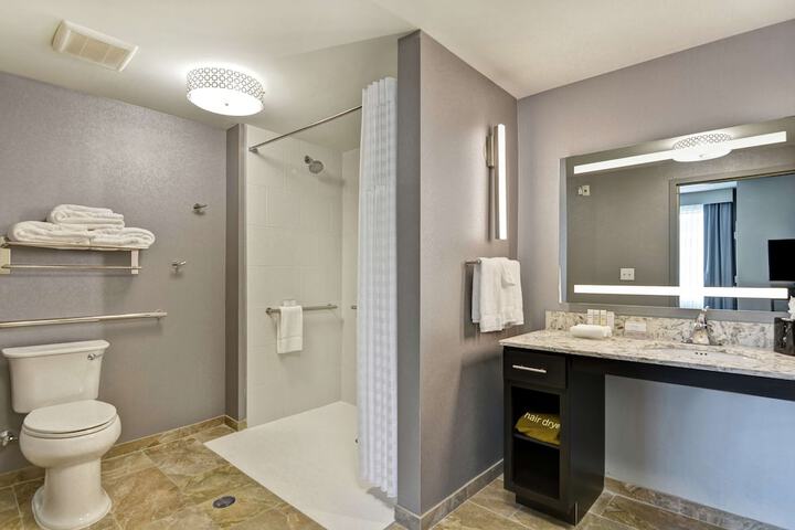 1 King Mobilty Hearing Accessible Tub Studio (15 of 20)