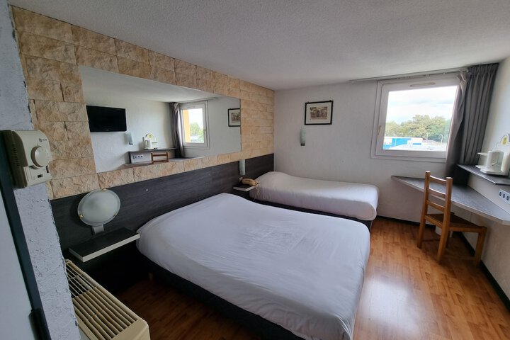 Room 6 of 32