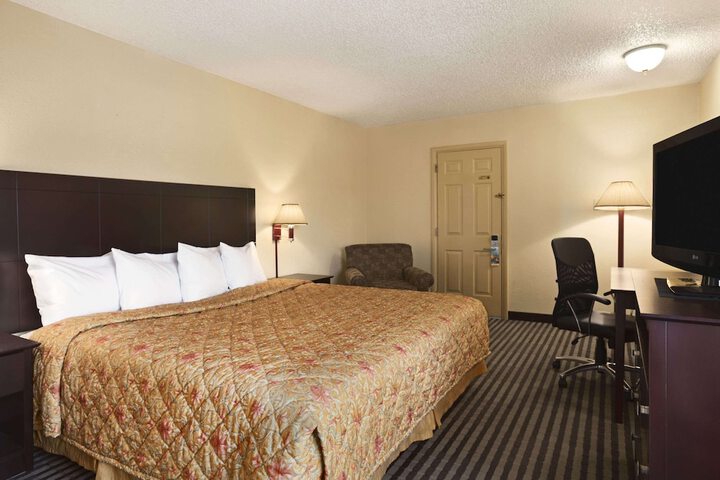1 King Bed (4 of 8)