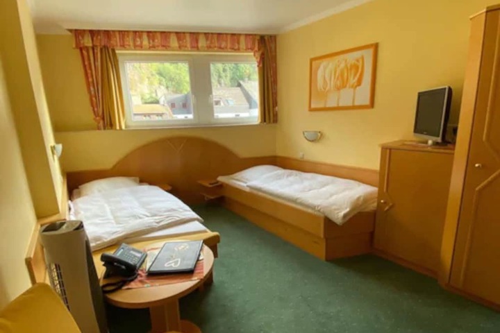 Room 12 of 68