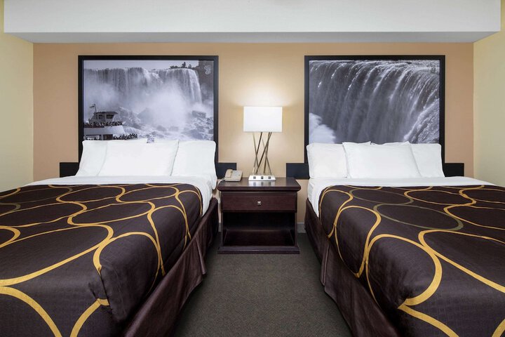 2 Queen Beds (13 of 18)