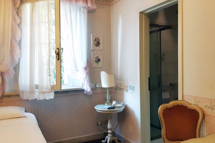 Room 33 of 65