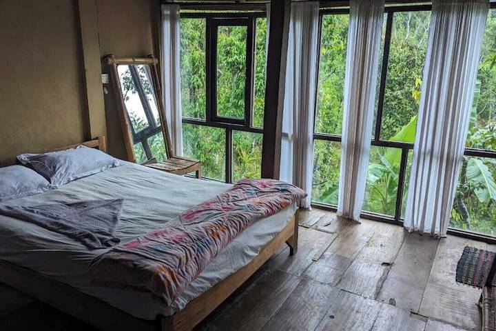 Room 33 of 146