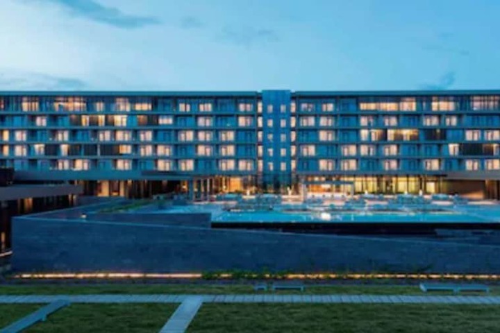 Exterior of Grand Hotel de Kintélé