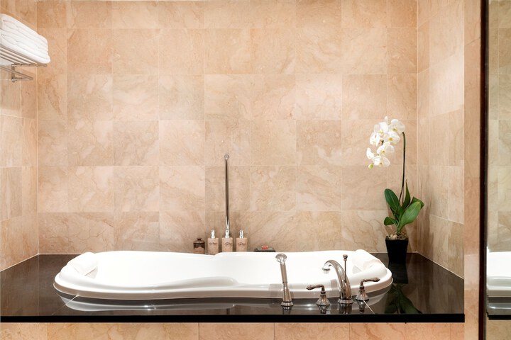 Deep soaking bathtub
