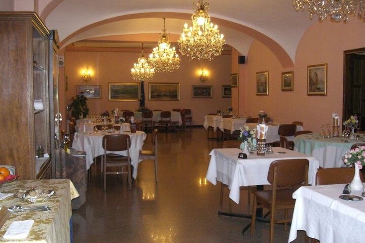 Dining 9 of 13