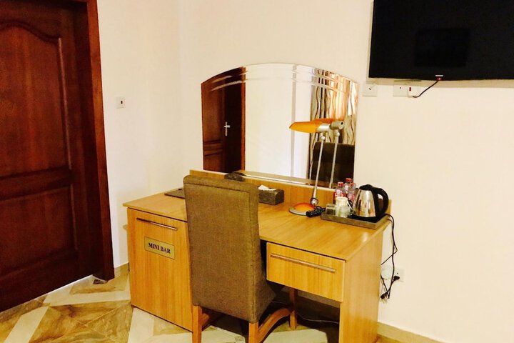 Room 7 of 100