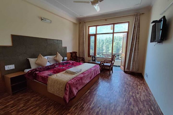 Room 6 of 14