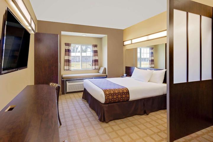 2 Queen Beds Mobility Accessible (1 of 17)