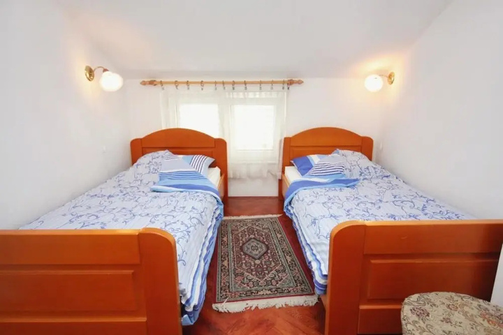 Room 6 of 16