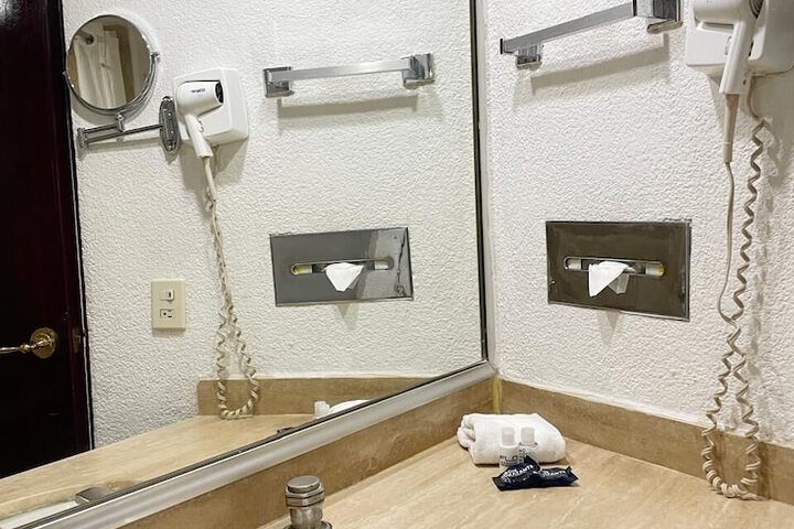Room 9 of 13