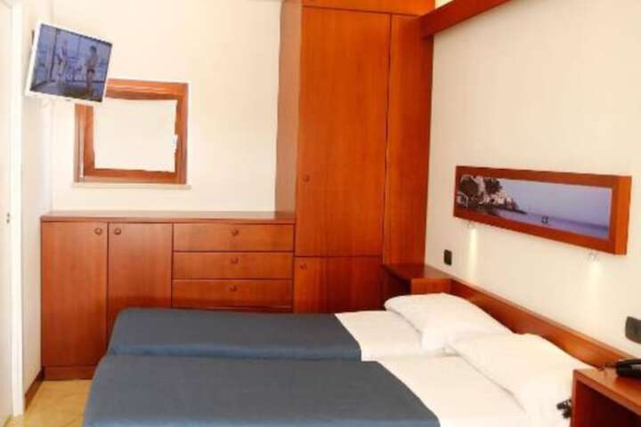 Room 5 of 37