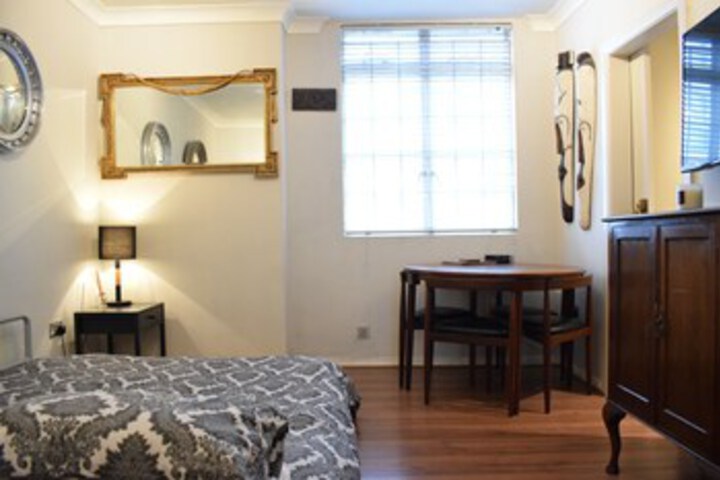Room 11 of 14