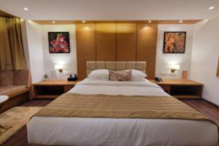 Room 10 of 14