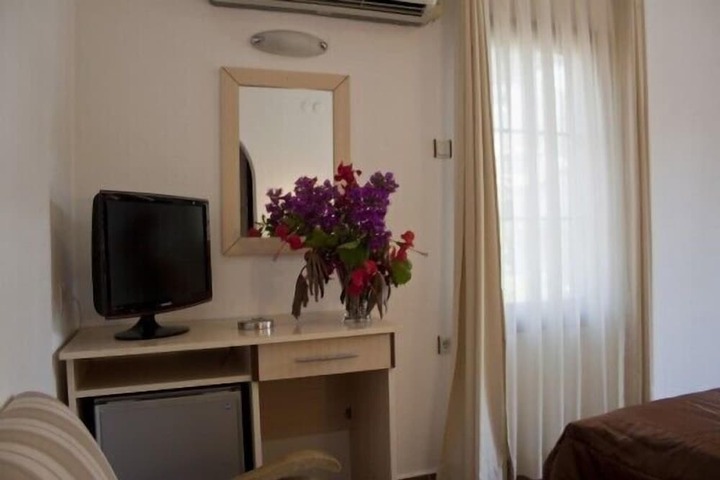 Room 6 of 28