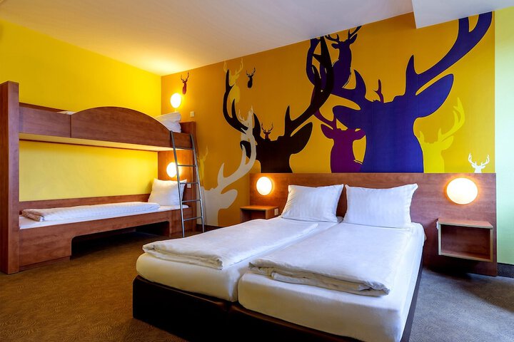 Room 8 of 118