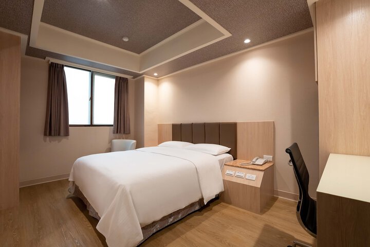Room 33 of 128