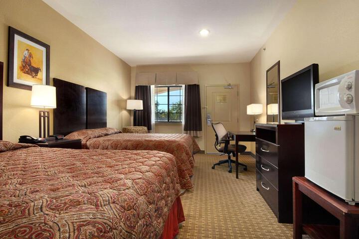 2 Queen Beds (3 of 4)