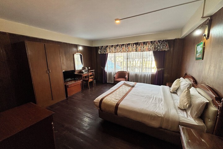Room 11 of 32