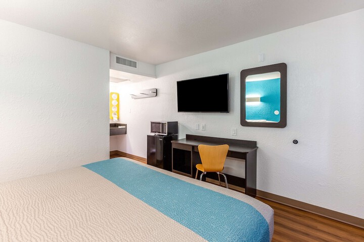 1 King Bed Micfridge (7 of 7)