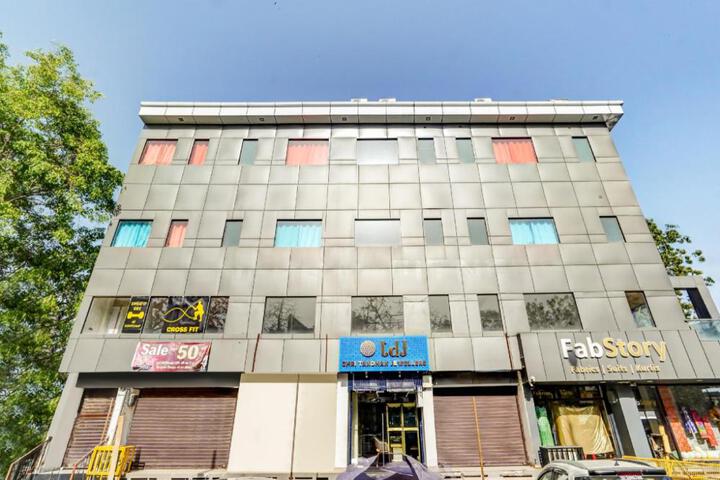 Capital O 79569 Mannat