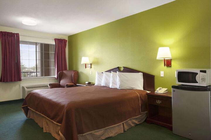 1 King Bed (4 of 7)