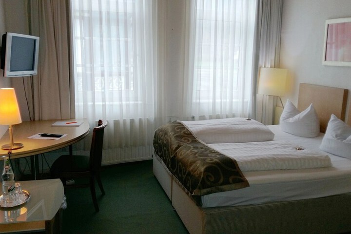 Room 6 of 100