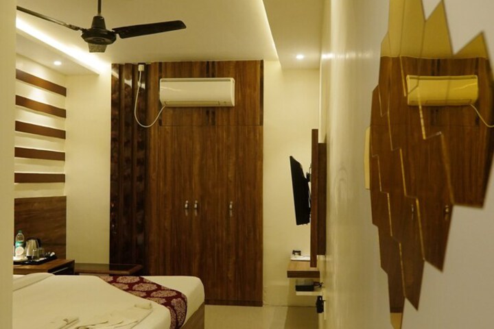 Room 5 of 32