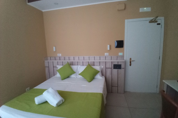 Room 27 of 79