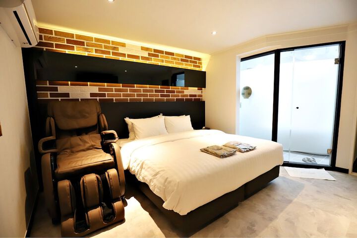 Room 7 of 27