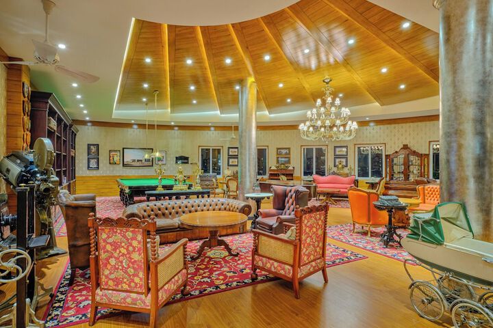 Lounge 52 of 62