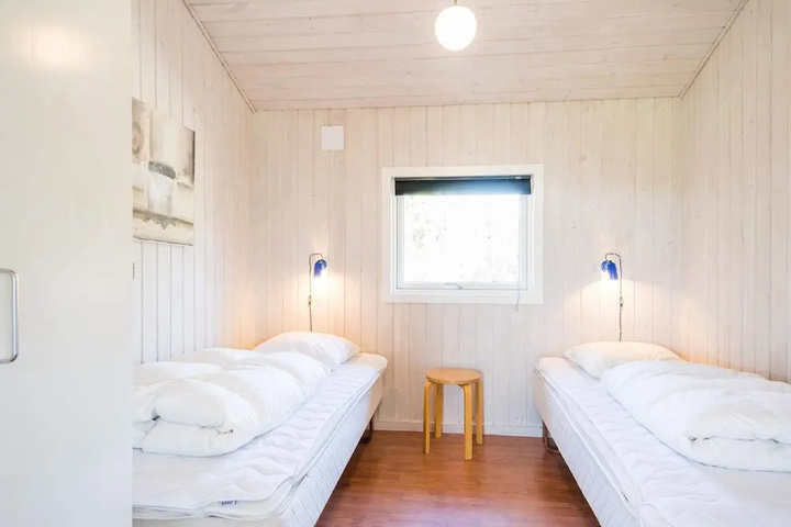 Room 4 of 16