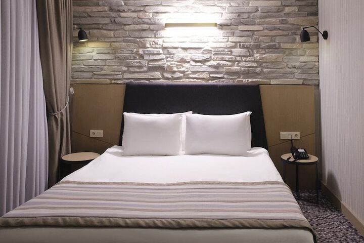 Room 18 of 107