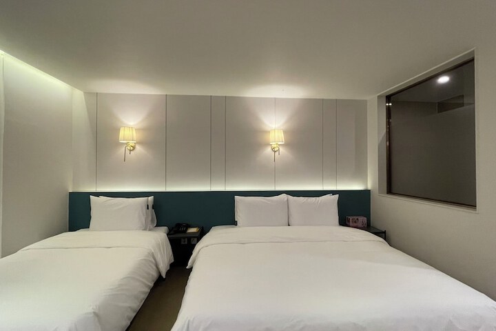 Room 28 of 60